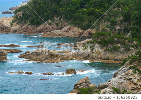 浦富海岸の透明度の高い海と複雑に入り組んだ岩肌の絶景 136259925