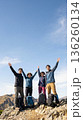 登山を楽しむ仲良しな仲間達たち 136260134