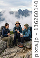 登山を楽しむ仲良しな仲間達たち 136260140
