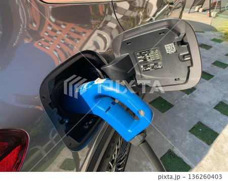 充電中 充電中 136260403