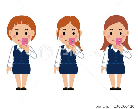 スマホを見るネイビー事務服の若い女性。その2 136260420