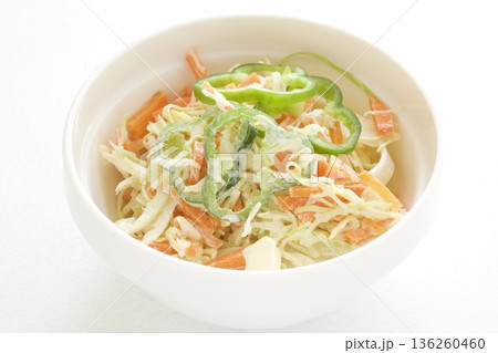 キャベツとニンジンとピーマンのコールスローサラダ 136260460