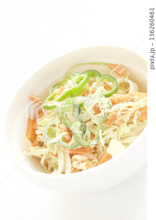 キャベツとニンジンとピーマンのコールスローサラダ 136260461