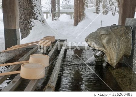 冬の上杉神社・手水舎（山形県・米沢市） 136260495