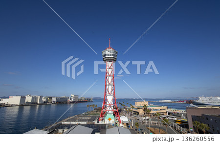 博多ポートタワーと博多港の風景 136260556