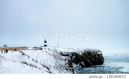真冬の北海道網走市にある能取岬とオホーツクの流氷 136260633