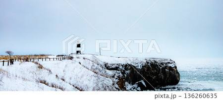 真冬の北海道網走市にある能取岬とオホーツクの流氷 136260635