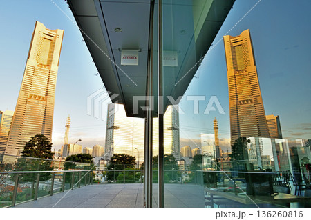 早朝の横浜市庁舎ガラスに映り込むランドマークタワー 136260816