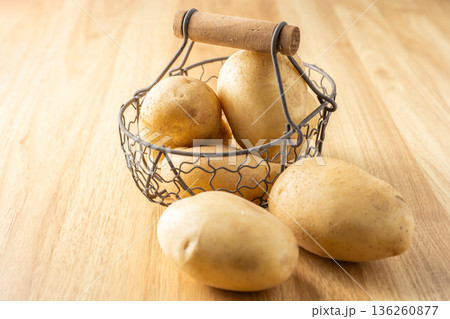 potatoes 136260877