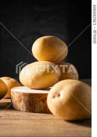 potatoes 136260909