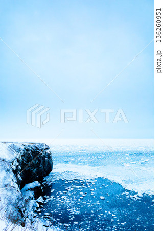 真冬の北海道網走市にある能取岬から見た流氷の接岸風景 136260951
