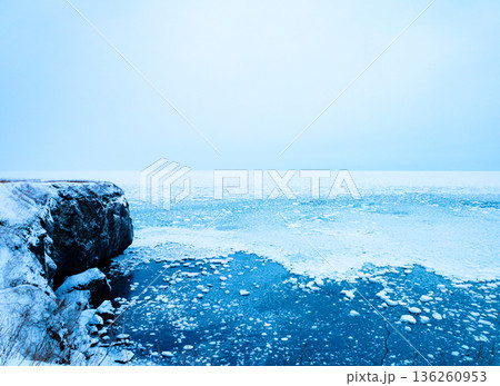真冬の北海道網走市にある能取岬から見た流氷の接岸風景 136260953