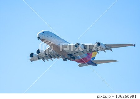 海外に向けてテイクオフしたエアバス大型機 136260991