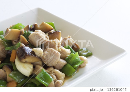 鶏肉とピーマンとシイタケの中華炒め 鶏肉とピーマンとシイタケの中華炒め 136261045