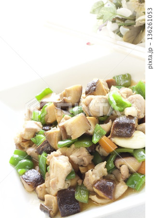 鶏肉とピーマンとシイタケの中華炒め 鶏肉とピーマンとシイタケの中華炒め 136261053