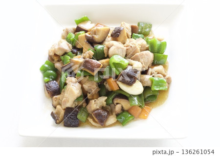鶏肉とピーマンとシイタケの中華炒め 鶏肉とピーマンとシイタケの中華炒め 136261054