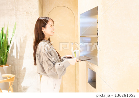 セルフサービスのカフェで返却する若い女性 136261055