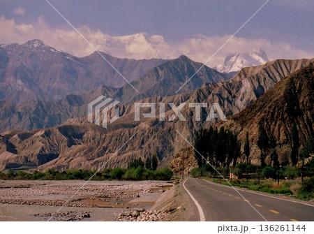 新疆ウイグル自治区　パミール高原　カラコルムへ通じる道 136261144