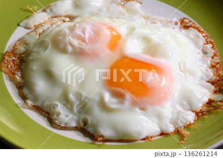 目玉焼き 目玉焼き 136261214