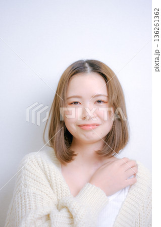 白いニットの女性 白いニットの女性 136261362