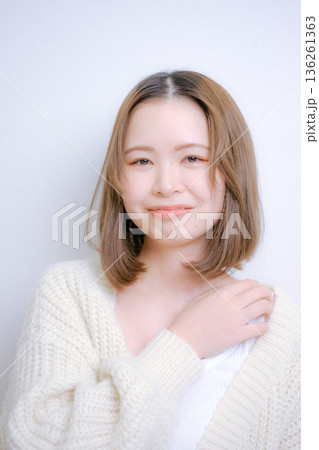 白いニットの女性 白いニットの女性 136261363