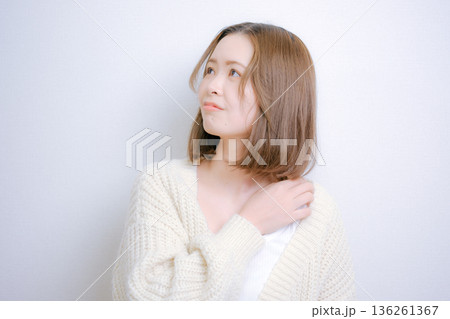 白いニットの女性 白いニットの女性 136261367