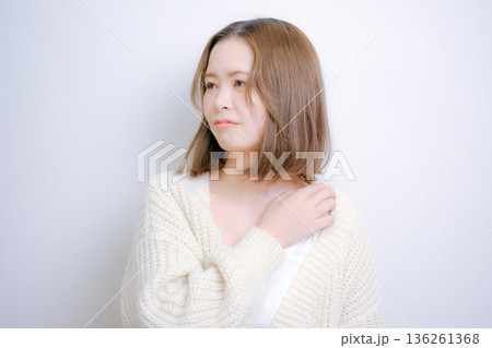 白いニットの女性 白いニットの女性 136261368