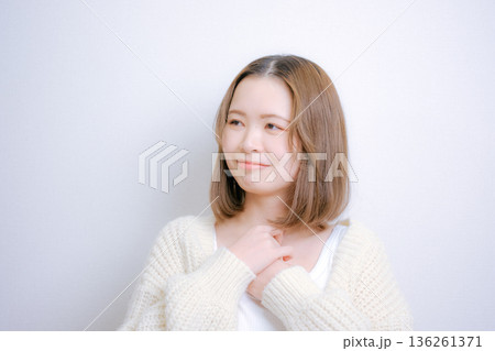 白いニットの女性 136261371