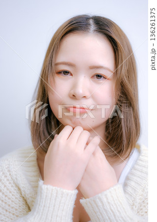 白いニットの女性 白いニットの女性 136261375