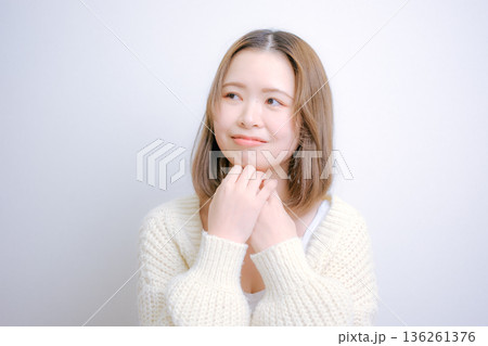 白いニットの女性 白いニットの女性 136261376