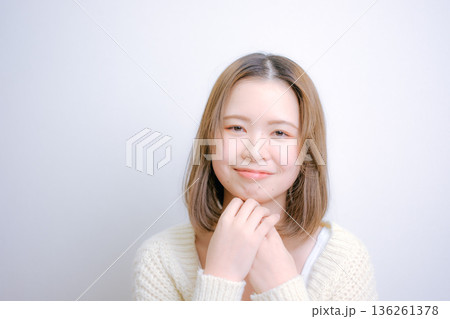 白いニットの女性 白いニットの女性 136261378