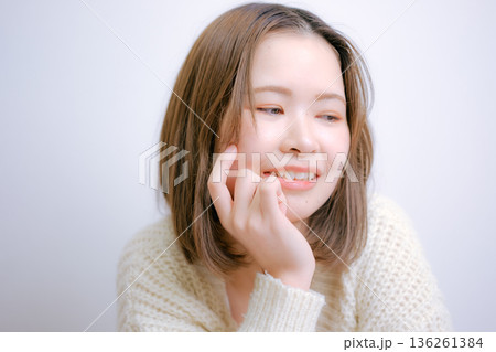 白いニットの女性 白いニットの女性 136261384