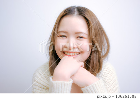 白いニットの女性 136261388