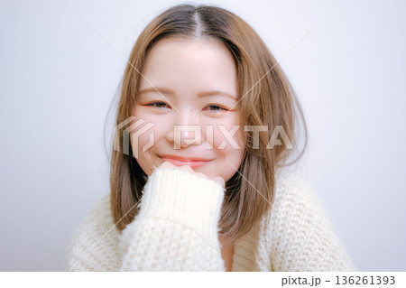 白いニットの女性 136261393