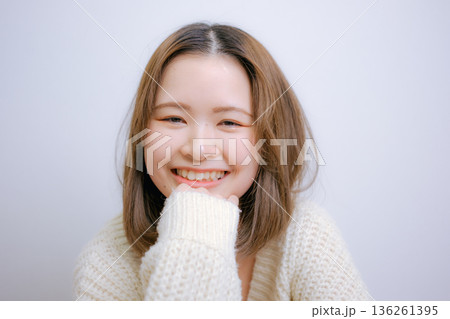 白いニットの女性 白いニットの女性 136261395