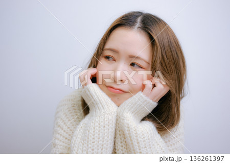 白いニットの女性 白いニットの女性 136261397
