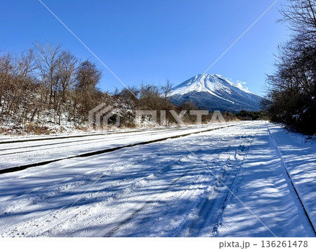 富士高原道路から見る富士山 富士高原道路から見る富士山 136261478