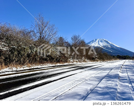 富士山と雪道 富士山と雪道 136261479