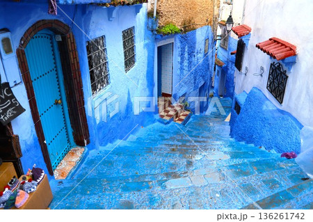 モロッコのシャウエンにある青い旧市街風景6 136261742