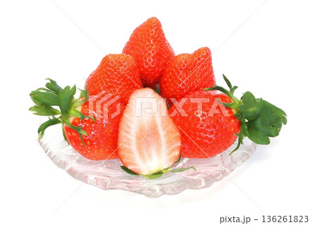 採れたてのイチゴ（やよいひめ） 136261823