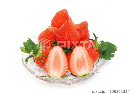 採れたてのイチゴ（やよいひめ） 136261824
