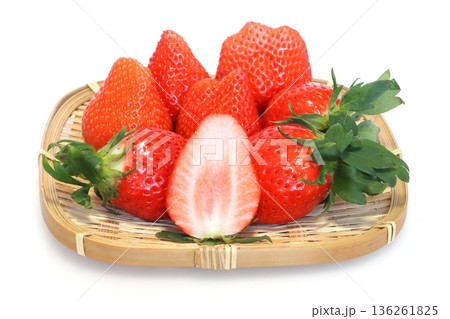 採れたてのイチゴ（やよいひめ） 136261825