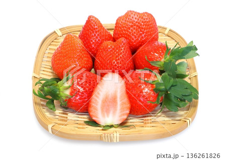採れたてのイチゴ（やよいひめ） 136261826