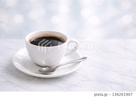 美味しいコーヒー　眠気覚まし　キラキラ輝く明るい背景 136261907