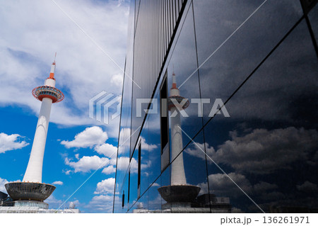 京都観光の出発点となる京都市下京区JR京都駅内外を撮影したもの 136261971