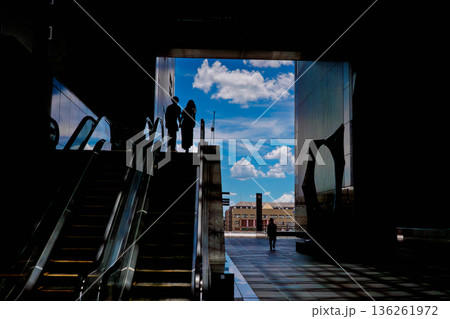 京都観光の出発点となる京都市下京区JR京都駅内外を撮影したもの 京都観光の出発点となる京都市下京区JR京都駅内外を撮影したもの 136261972