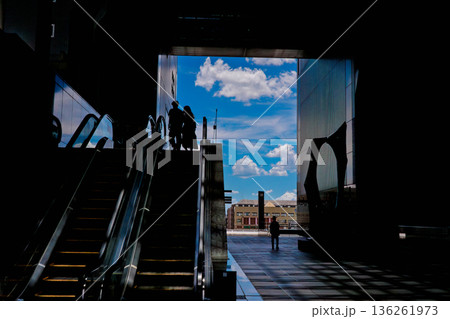 京都観光の出発点となる京都市下京区JR京都駅内外を撮影したもの 京都観光の出発点となる京都市下京区JR京都駅内外を撮影したもの 136261973