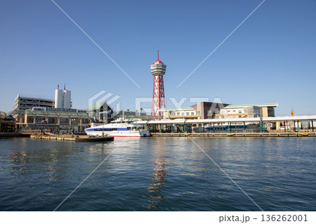 博多港のベイサイドプレイス博多と博多ポートタワー 136262001