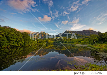 鏡池から見る朝焼けの戸隠連峰 136262076