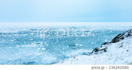 真冬の北海道網走市能取岬から見たオホーツク海の流氷風景 136262080